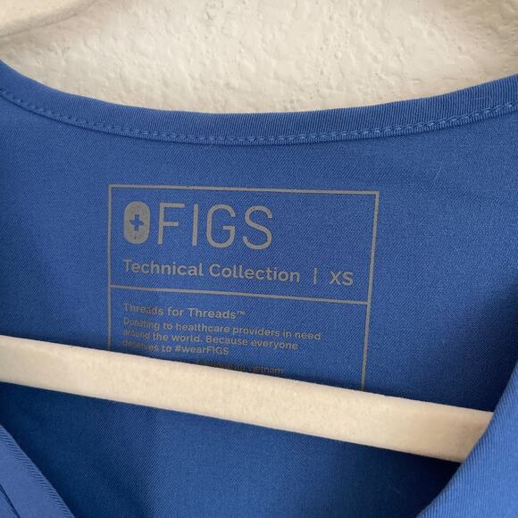 FIGS Denim Blue Casma Three Pocket Scrub Top - Picture 5 of 6